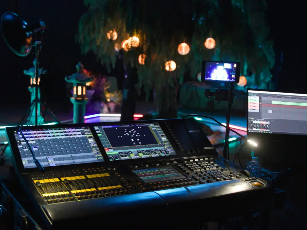 Aputure-MC-Pro-RGBWW-LED-Light-Panel-india-tiyana